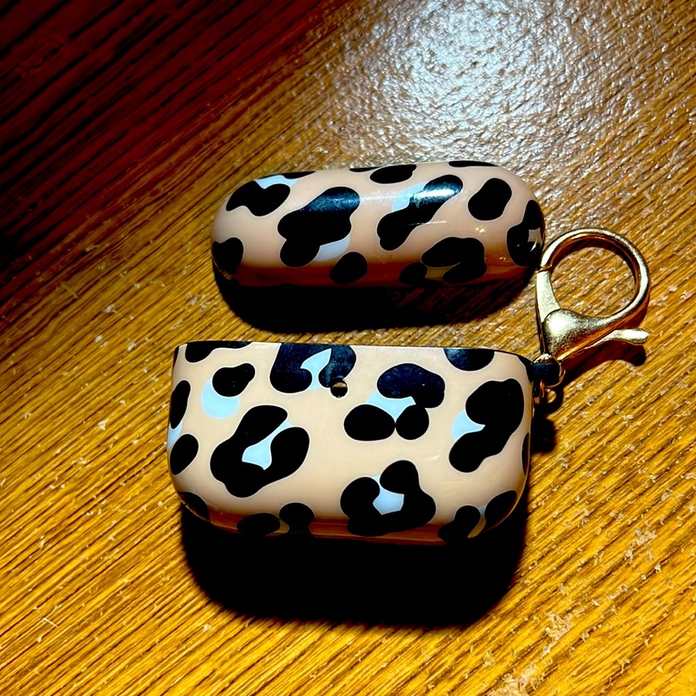 AirPod pro max case didn’t see the size but it doesn’t fit my AirPods